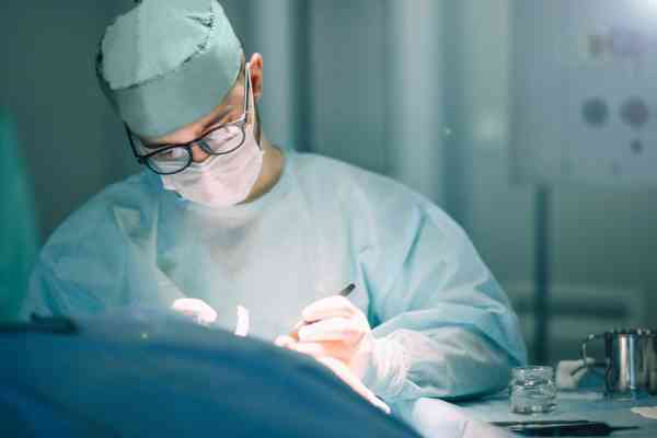 Der Weg zum Mund-, Kiefer-, Gesichtschirurg: Infos zum Studium und der Facharztausbildung